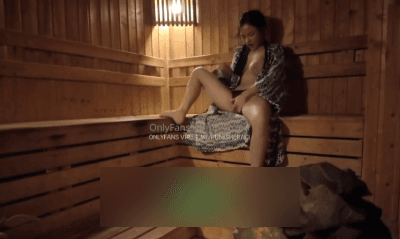 คลิปหลุด jeenzen น้องส้ม Onlyfans สาวอวบ นมอย่างใหญ่ เอาไปนั่งเบ็ดหี ในห้องซาวน่า น้ำหงี่แตกเต็มหี ก่อนออกมาโดนผัว ตอกต่อข้างนอก อย่างเงี่ยน