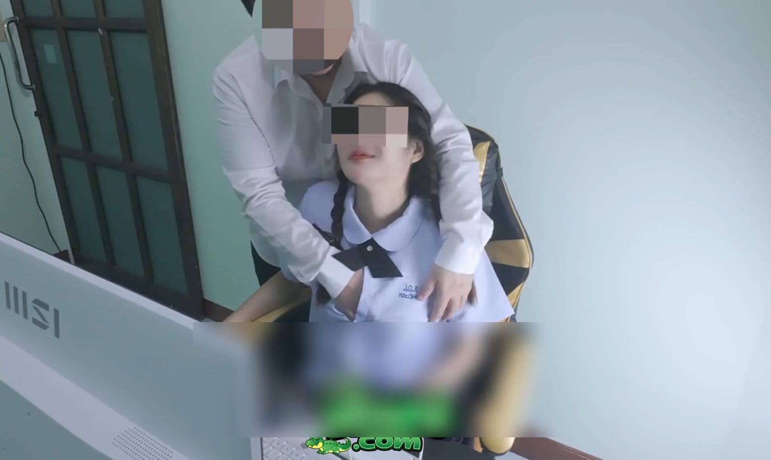 คลิปหลุด Onlyfans NinewThaiCute นินิว โดนรุ่นพี่ จัดคาชุดนักเรียน หีชมพู ยกขาซอยบนโต๊ะคอมรัวๆ อย่างเดือด กระแทกทีครางลั่นห้อง เย็ดกันมันส์ชิบหาย
